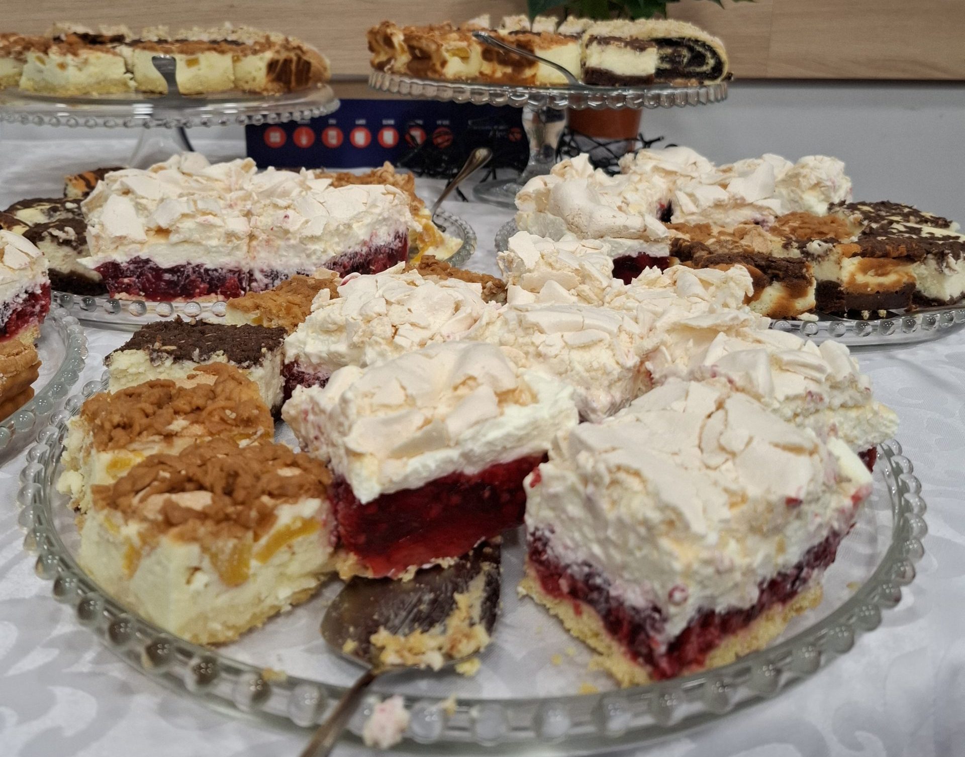 Talerz z ciastami - zdjęcie